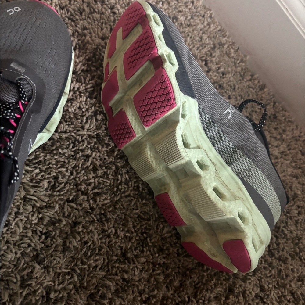 On Running Women's Sneakers in Gray and Green - Picture 5 of 8